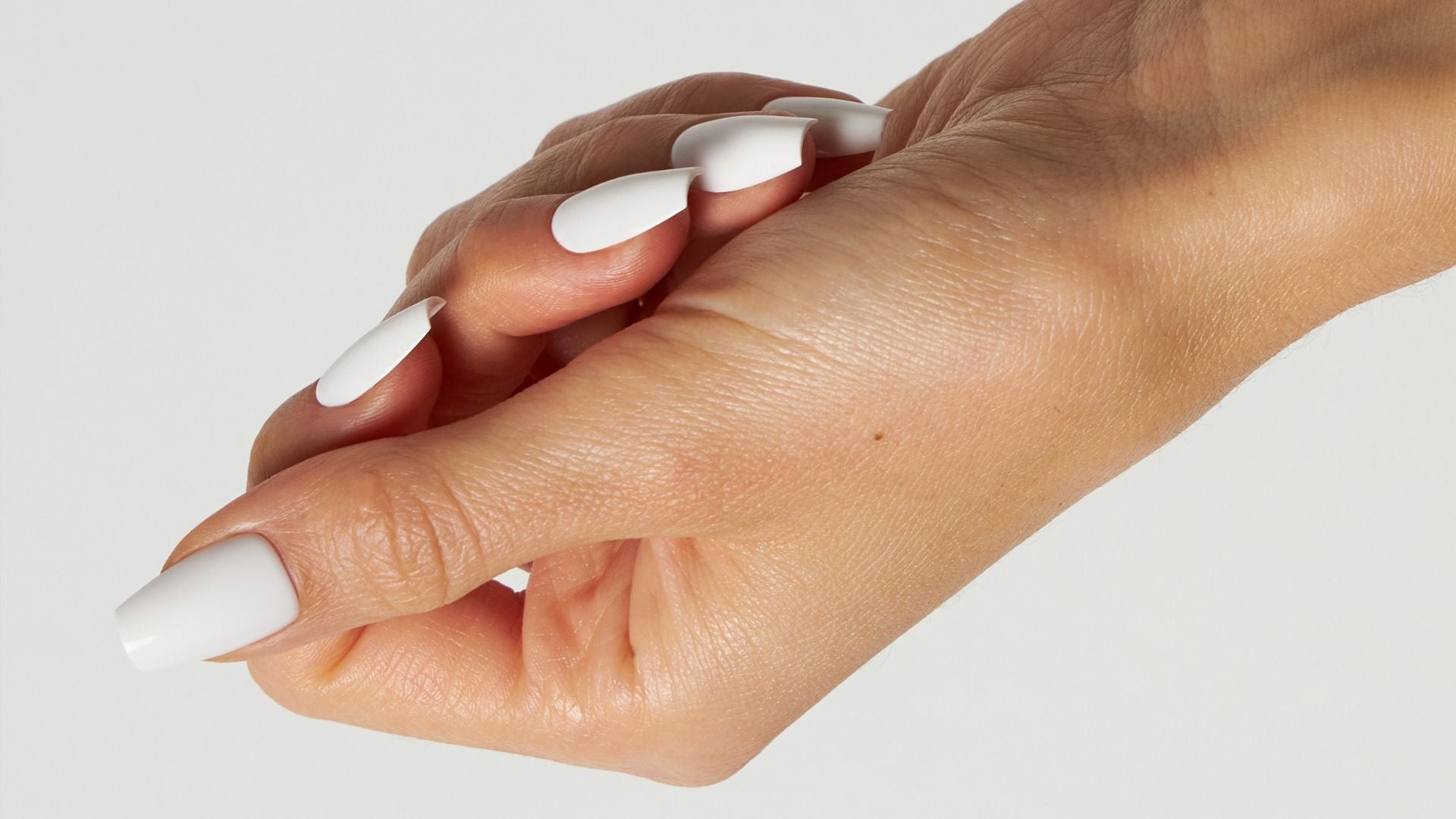 Coconut Milk Nails: unghie estive ispirate a Heidi Klum