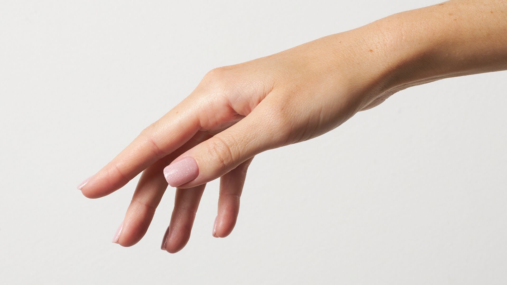 Zo lukt het met links: onze tips voor dippen met de niet-dominante hand - Doonails Netherlands