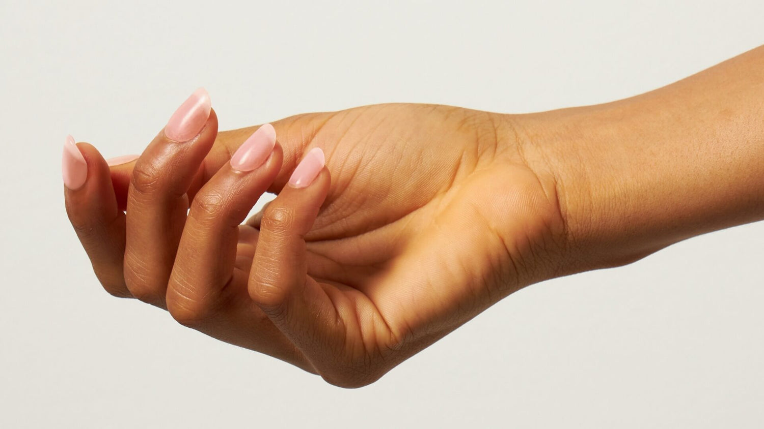 Verkleurde plekken op de natuurlijke nagel? Dat kan een greenie zijn!