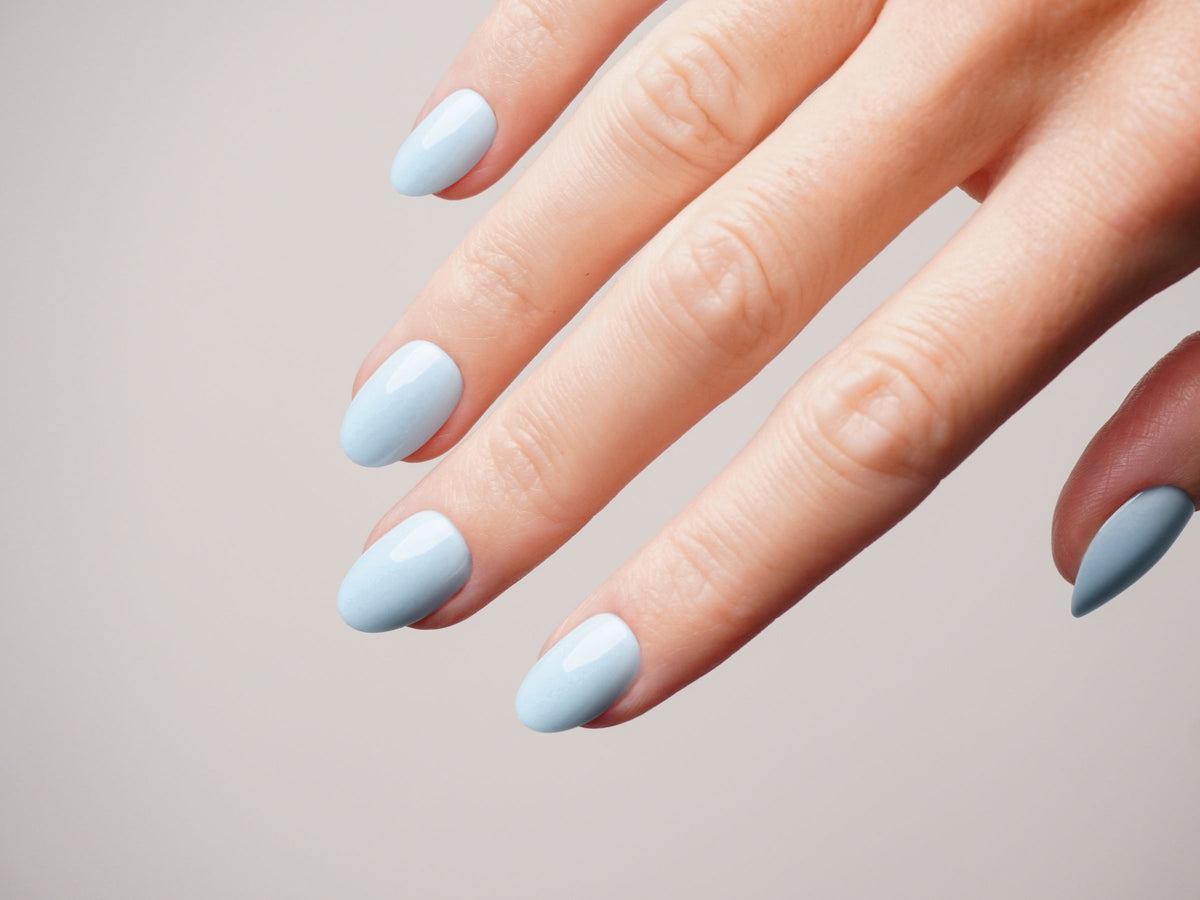 Blaue Nägel