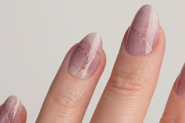 Een manicure die zich aanpast aan je nagels