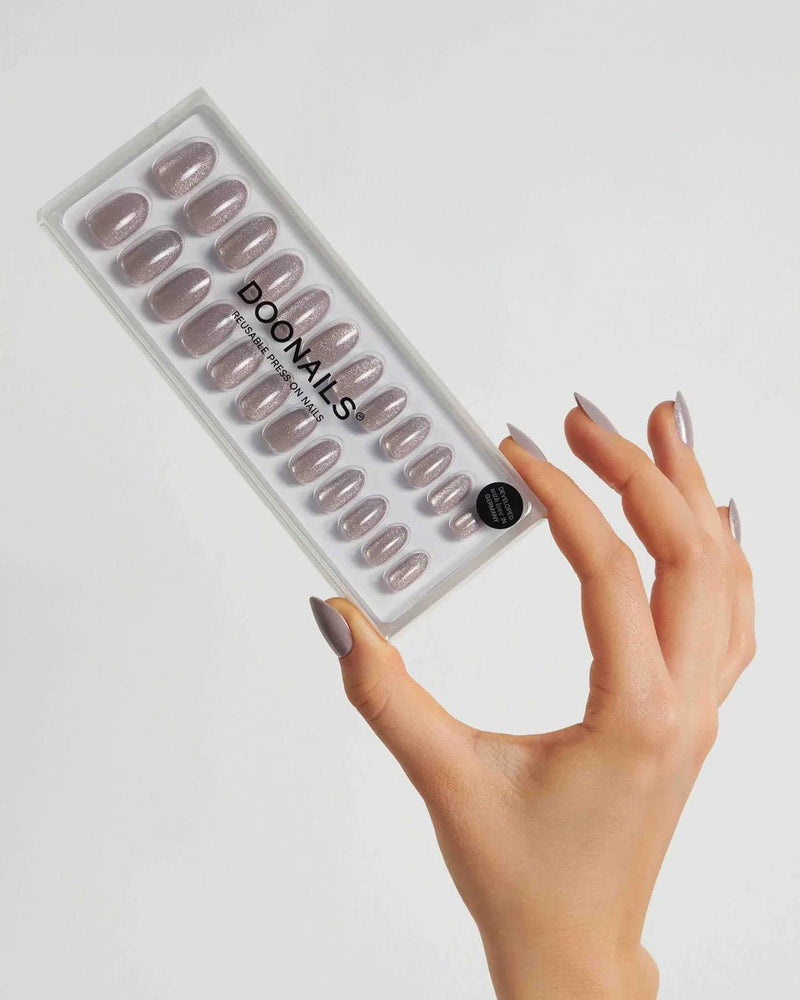 Grey Cat Eye Medium Round Soft Gel Press Ons - Doonails Netherlands