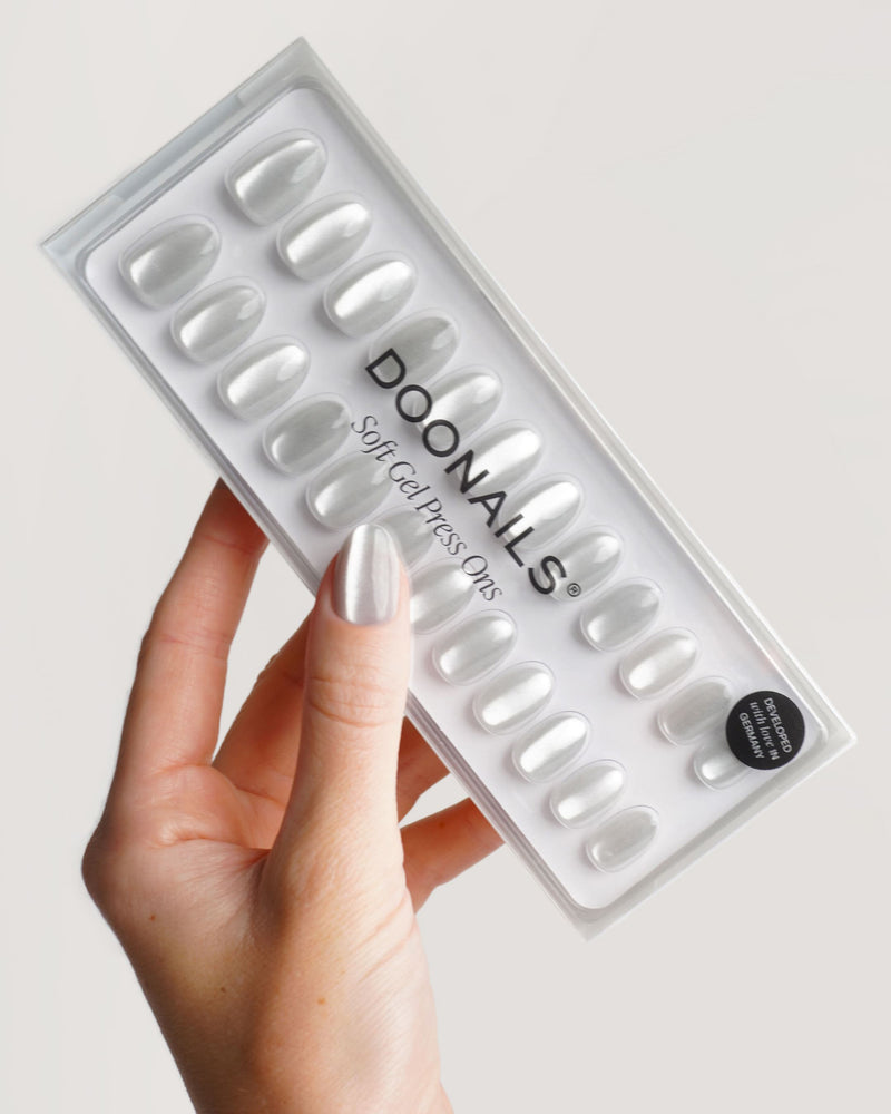 White Cat Eye Short Round Soft Gel Press Ons - Doonails Netherlands