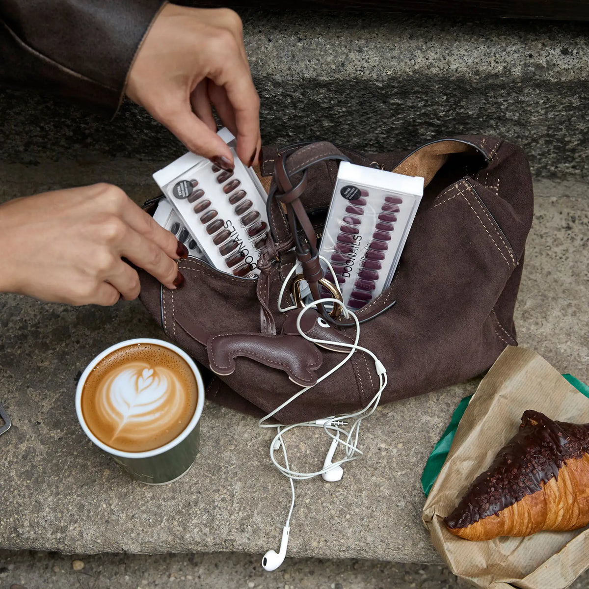 <div class="metafield-rich_text_field"><h2>Donker koffiebruin</h2><p>Met een koele ondertoon, in twee lengtes</p></div>