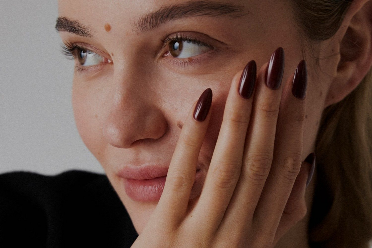 Lachende klant met een donkere manicure